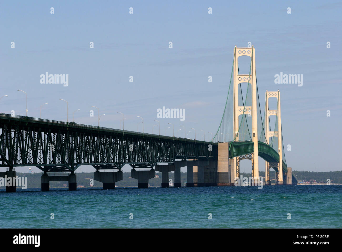 Mackinac Bridge im Sommer tagsüber Stockfoto