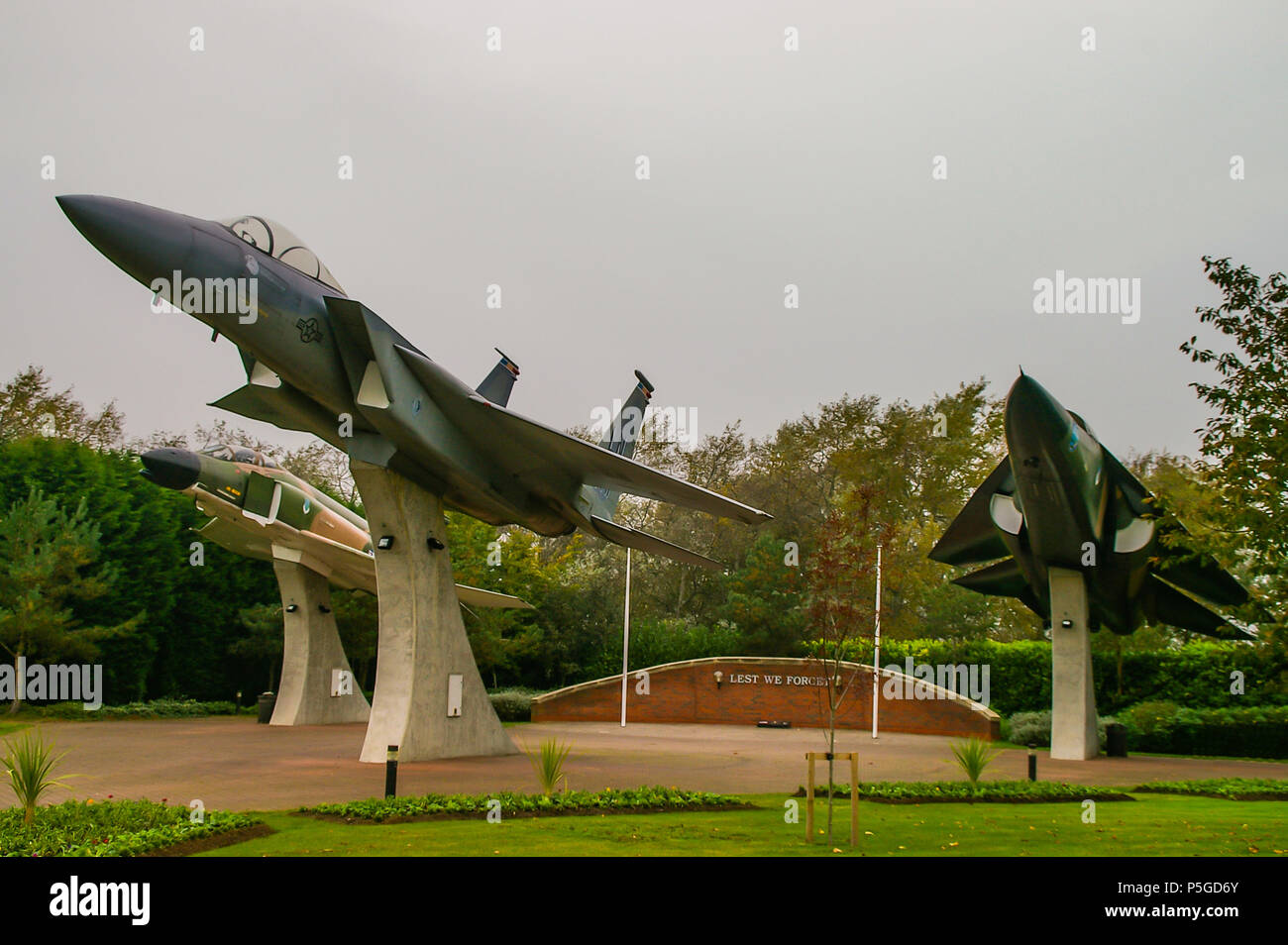 RAF Lakenheath USAF United States Air Force Fighter jet Base, Suffolk, Großbritannien. Freiheit Flügel Memorial Park. F-4, F-15, F-111-Flugzeuge, die auf Sockeln Stockfoto