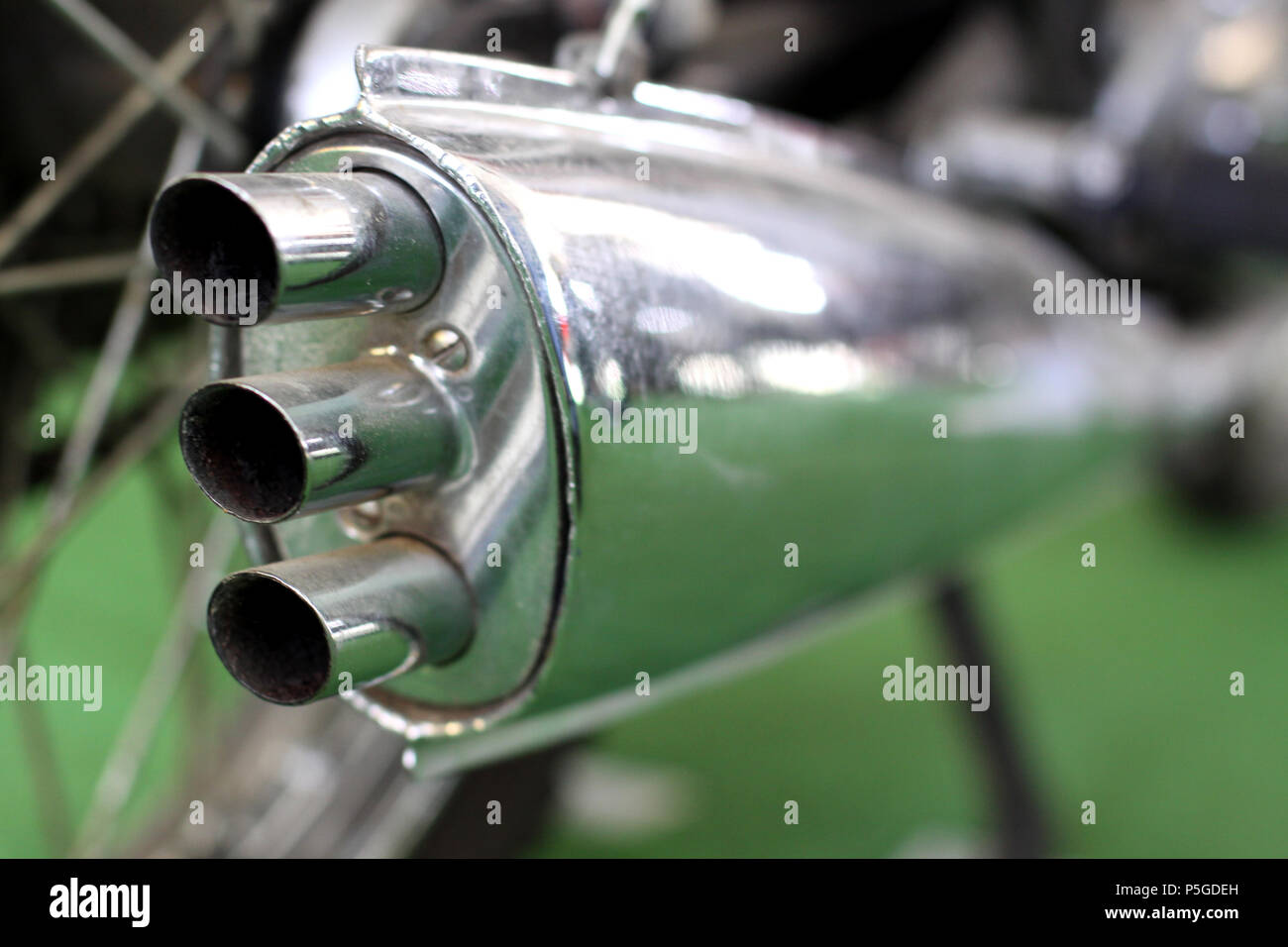 Verchromten Doppelendrohr für Auspuff Oldtimer Motorrad Stockfotografie -  Alamy