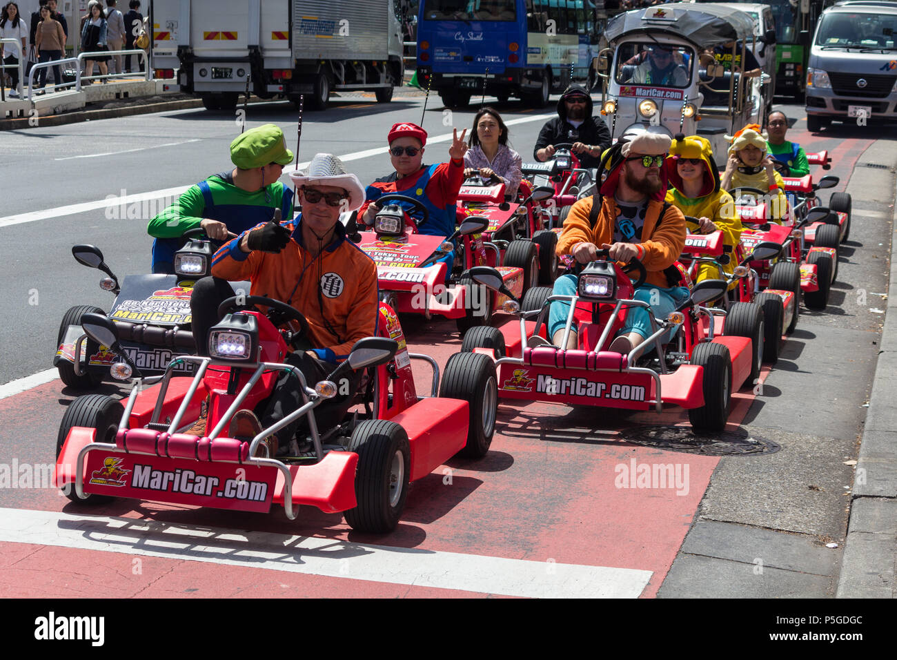 Gruppe von Super Mario Kart Stil gehen-kart Racer auf der Straße in Tokio Stockfoto