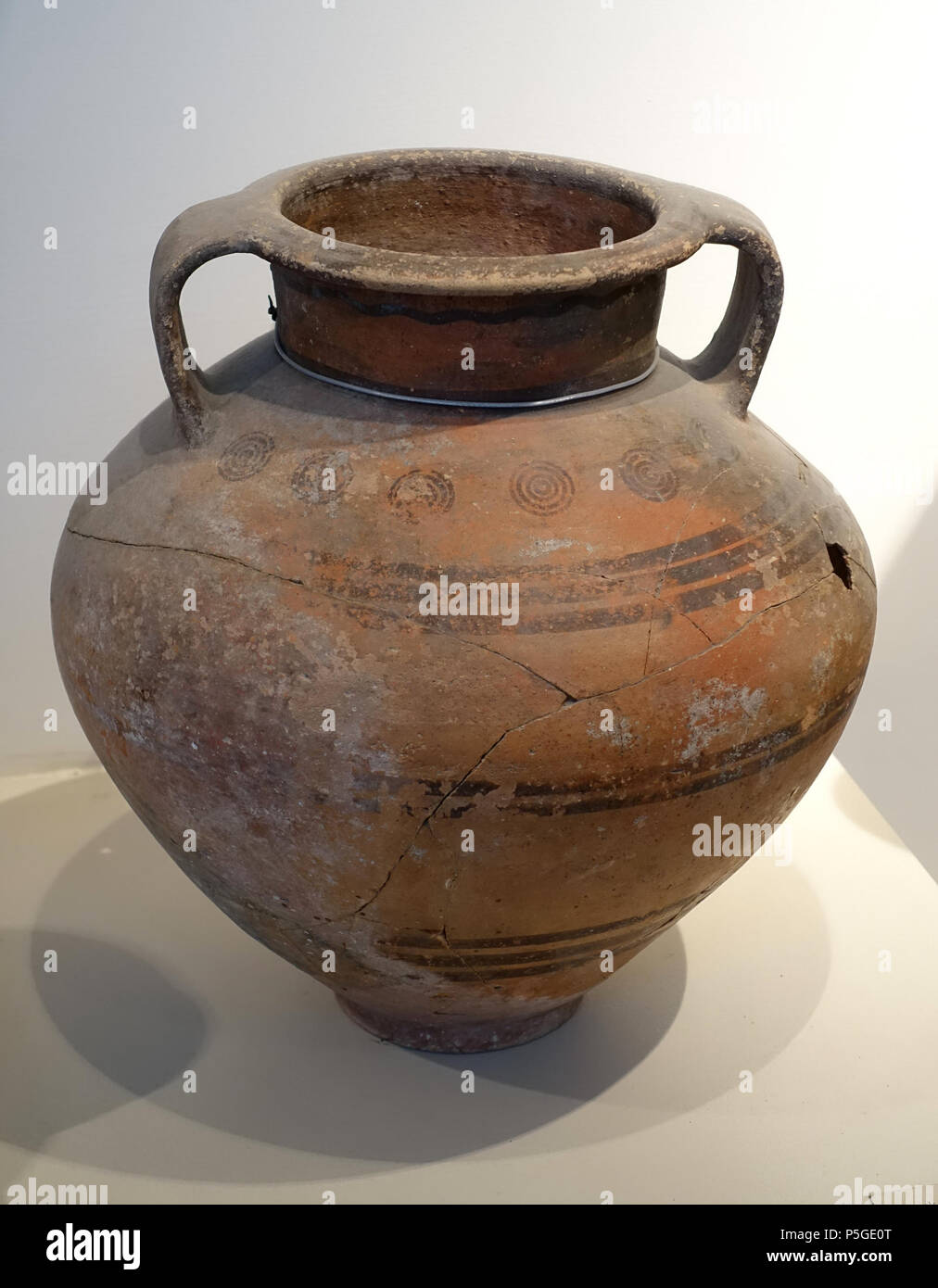 N/A. Englisch: Ausstellung im Harvard Semitic Museum, Harvard University, Cambridge, Massachusetts, USA. Diese Arbeit ist alt genug, so dass es im. Es ist Teil der Cesnola Collection von alten Zypern; siehe [1], um mehr zu erfahren. 3 April 2016, 14:24:48. Daderot 207 Schwarz auf Rot amphoroid Krater, Cypro-Geometric III Cypro-Archaic I, 1995.10.1040 - Cesnola Collection, Harvard Semitic Museum - Cambridge, MA-DSC 06244 Stockfoto