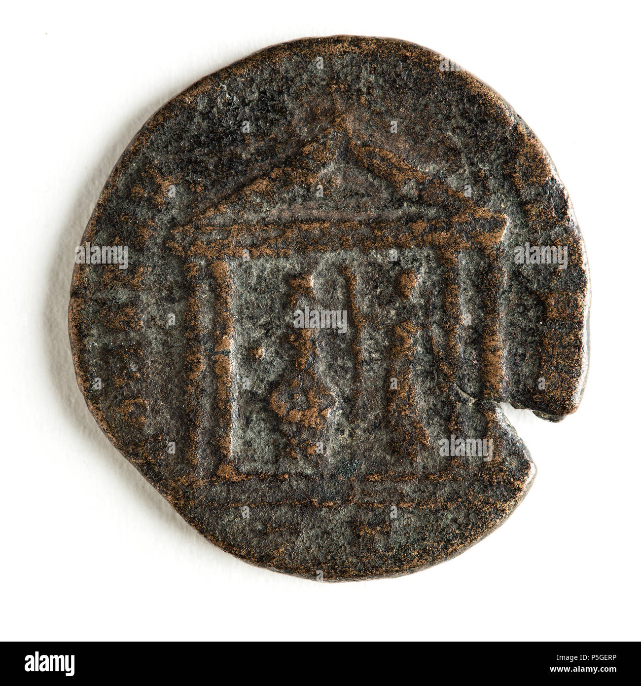 . Hinweis: Zur Dokumentation der ursprünglichen Beschreibung wurde beibehalten. Sachliche Korrekturen und alternative Beschreibungen werden getrennt von der ursprünglichen Beschreibung gefördert. Bronsmynt. Mynt. Svenska: MAXNTIUS. Åtsida: huvudbild, profil Höger. IMP MAXNTIUS PF AVG. Frånsida: Roma och Victoria, två människofigurer. Otydlig Text. CONSERV VRB SVAE ZT. 312 cirka. N/A 241 Bronsmynt - Skoklosters slott - 110642 Stockfoto