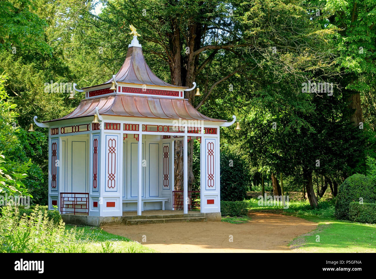 N/A. Englisch: Chinesischer Tempel - Wrest Park - Bedfordshire, England. 9 Juni 2016, 08:14:20. Daderot 339 chinesische Tempel - Wrest Park - Bedfordshire, England - DSC 08248 Stockfoto