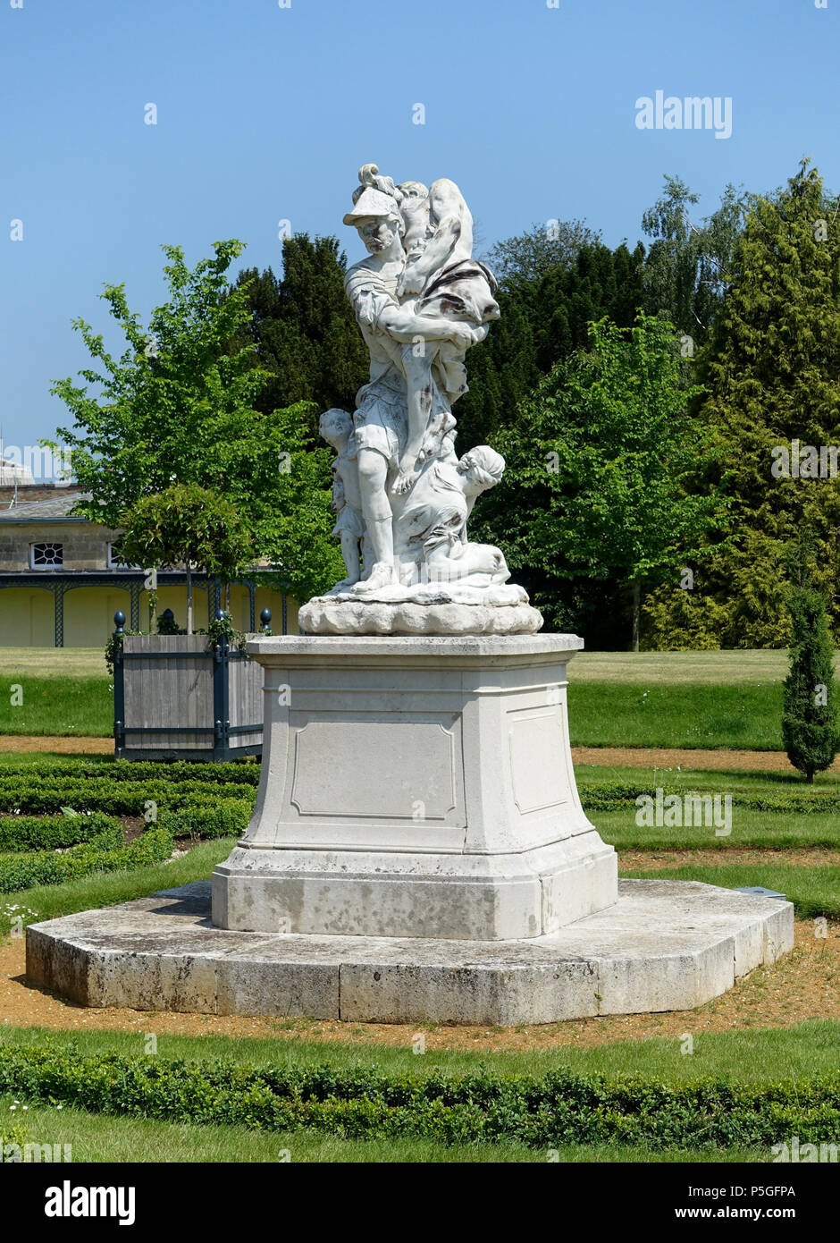 N/A. Englisch: Aeneas und Anchises von John Cheere, 1700s - Wrest Park - Bedfordshire, England. Weiß gestrichene führen. Grad II*, Nummer 1113789. 9 Juni 2016, 08:41:45. Daderot 64 Aeneas und Anchises von John Cheere, 1700s - Wrest Park - Bedfordshire, England - DSC 08325 Stockfoto
