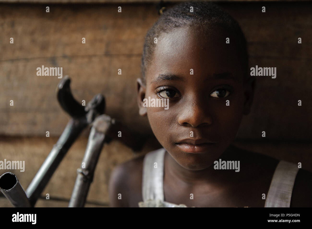 Eine junge kinderlähmung Leidenden erhält Unterstützung von einer NRO in Goma, Nord-Kivu, Demokratische Republik Kongo Stockfoto