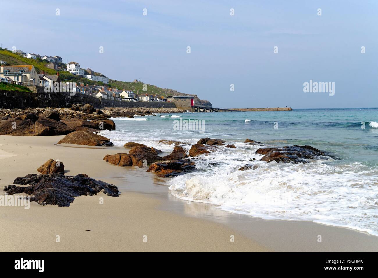 Whitesands Bay bei Sennen Cove an einem Sommertag, Cornwall, England, Großbritannien Stockfoto