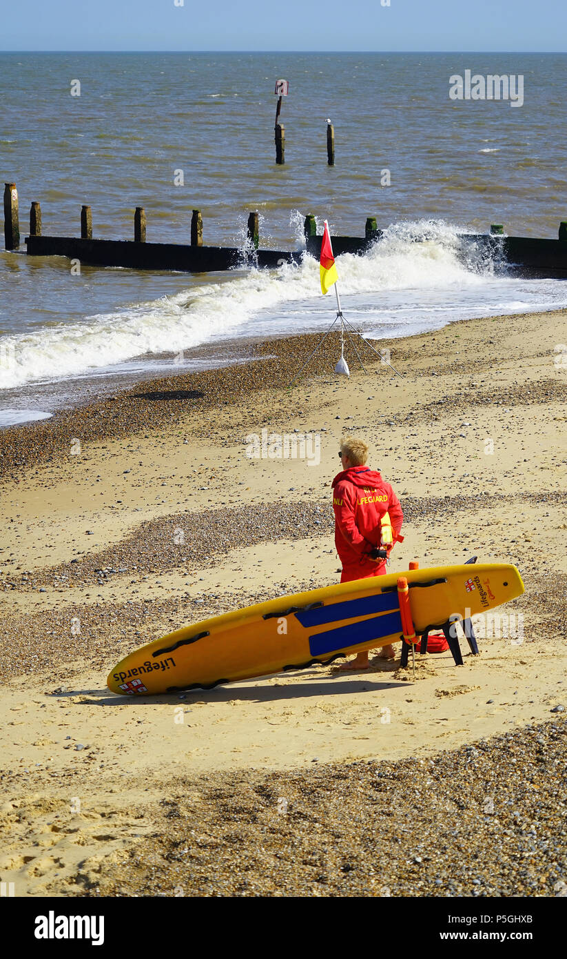 RNLI Rettungsschwimmer auf Watch in Southwold Beach Stockfoto