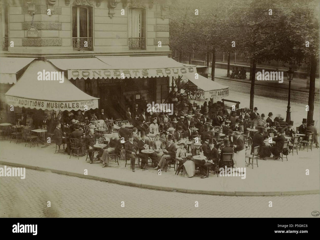 N/A. Terrasse du Café" Konzerte Rouge', à l'Angle du Boulevard Saint-Michel et rue Gay-Lussac, Vers 1890, 5e arrondissement, Paris. Musée Carnavalet, INV: PH 9600. Gütesiegel sur le Montage / Michelez, 66 rue d'Assas. ca. 1890. Charles-Louis Michelez (1817-1894) 374 Konzert Rouge foto Michelez Stockfoto