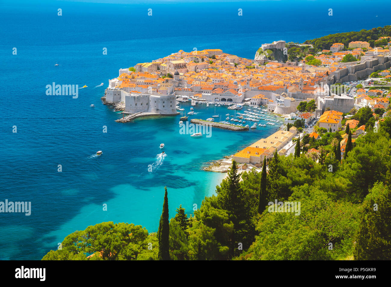 Panoramablick auf das luftbild der Altstadt von Dubrovnik, eines der bekanntesten touristischen Destinationen im Mittelmeer, von Srd Berg Stockfoto
