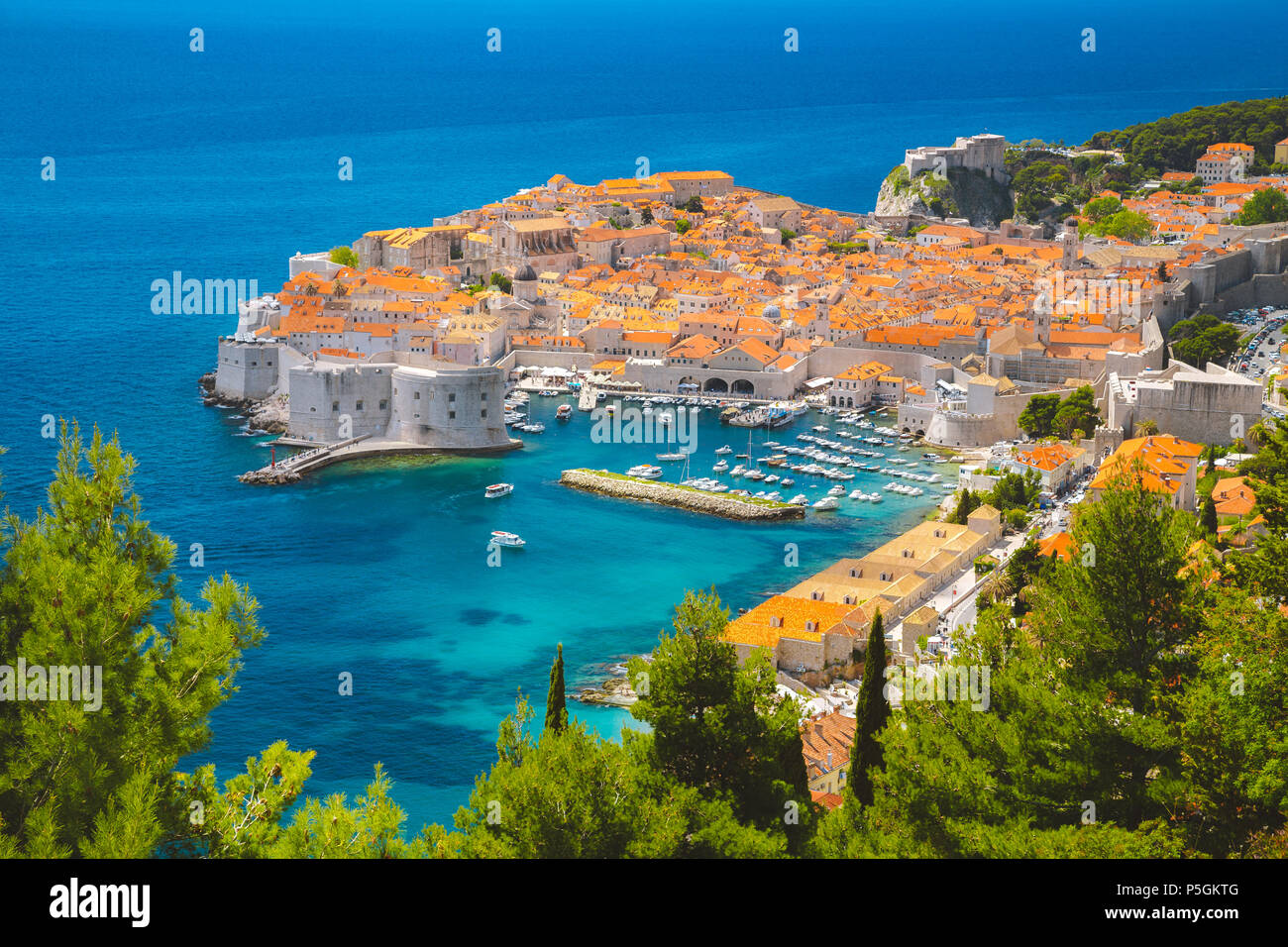 Panoramablick auf das luftbild der Altstadt von Dubrovnik, eines der bekanntesten touristischen Destinationen im Mittelmeer, von Srd Berg Stockfoto