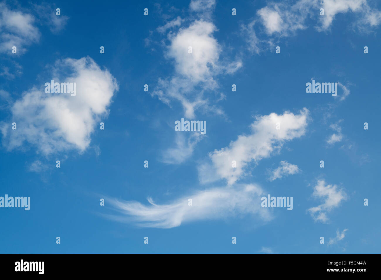 Cloud Gesicht Muster in einem blauen Himmel. Großbritannien Stockfoto