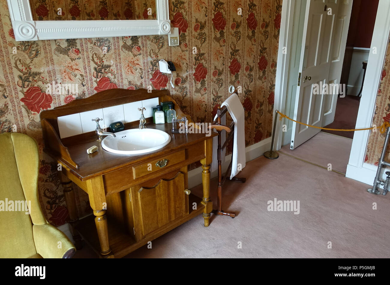 N/A. Englisch: Innenansicht der Shugborough Hall - Staffordshire, England. 13 Juni 2016, 06:39:53. Daderot 176 Badewanne Waschtisch - Shugborough Hall - Staffordshire, England - DSC 00083 Stockfoto