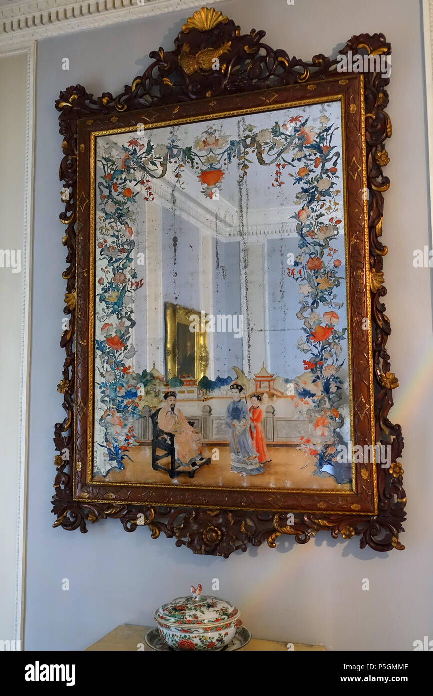 N/A. Englisch: auf Anzeige im Shugborough Hall - Staffordshire, England. 13 Juni 2016, 08:09:55. Daderot 339 chinesische Spiegel Malerei, 2 von 2, C. 1780, Vorzimmer - Shugborough Hall - Staffordshire, England - DSC 00301 Stockfoto