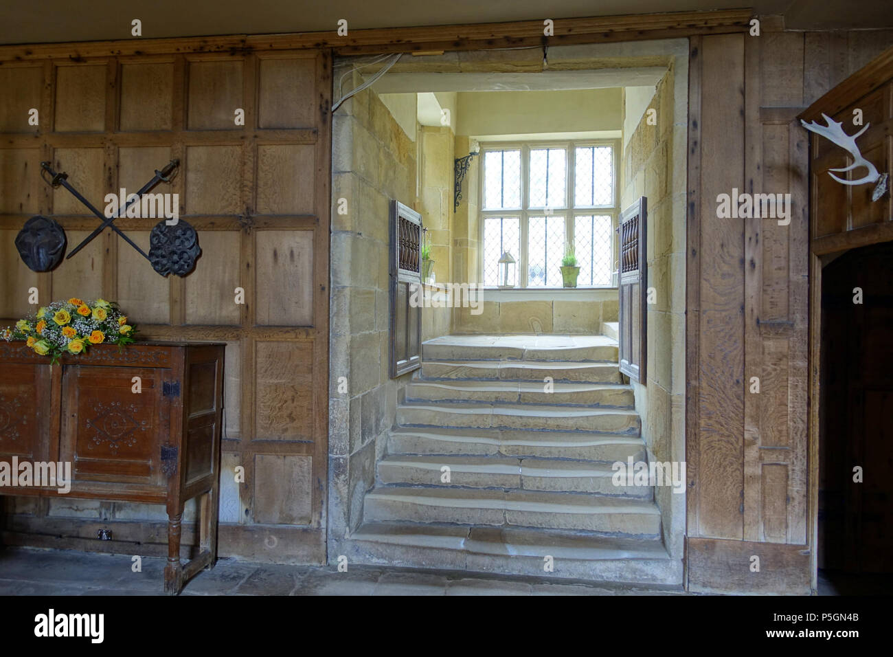 N/A. Englisch: Festsaal, Haddon Hall - Bakewell, Derbyshire, England. 18 Juni 2016, 05:57:13. Daderot 168 Festsaal, Haddon Hall - Bakewell, Derbyshire, England - DSC valdemar Stockfoto