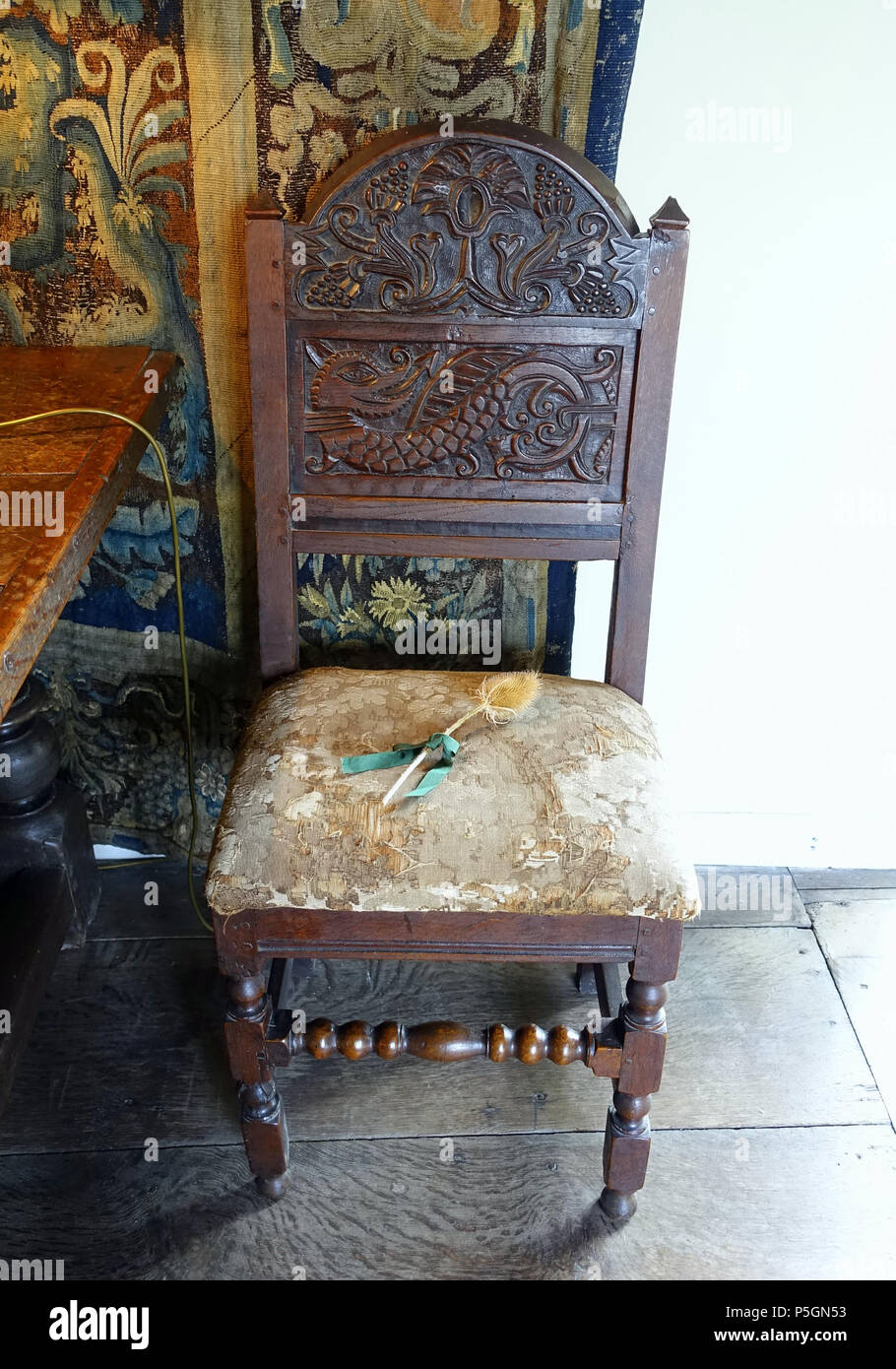 N/A. Englisch: Stuhl in Earl's Apartments, Haddon Hall - Bakewell, Derbyshire, England. 18 Juni 2016, 06:49:11. Daderot323 Stuhl - Earl's Apartments, Haddon Hall - Bakewell, Derbyshire, England - DSC 02723 Stockfoto