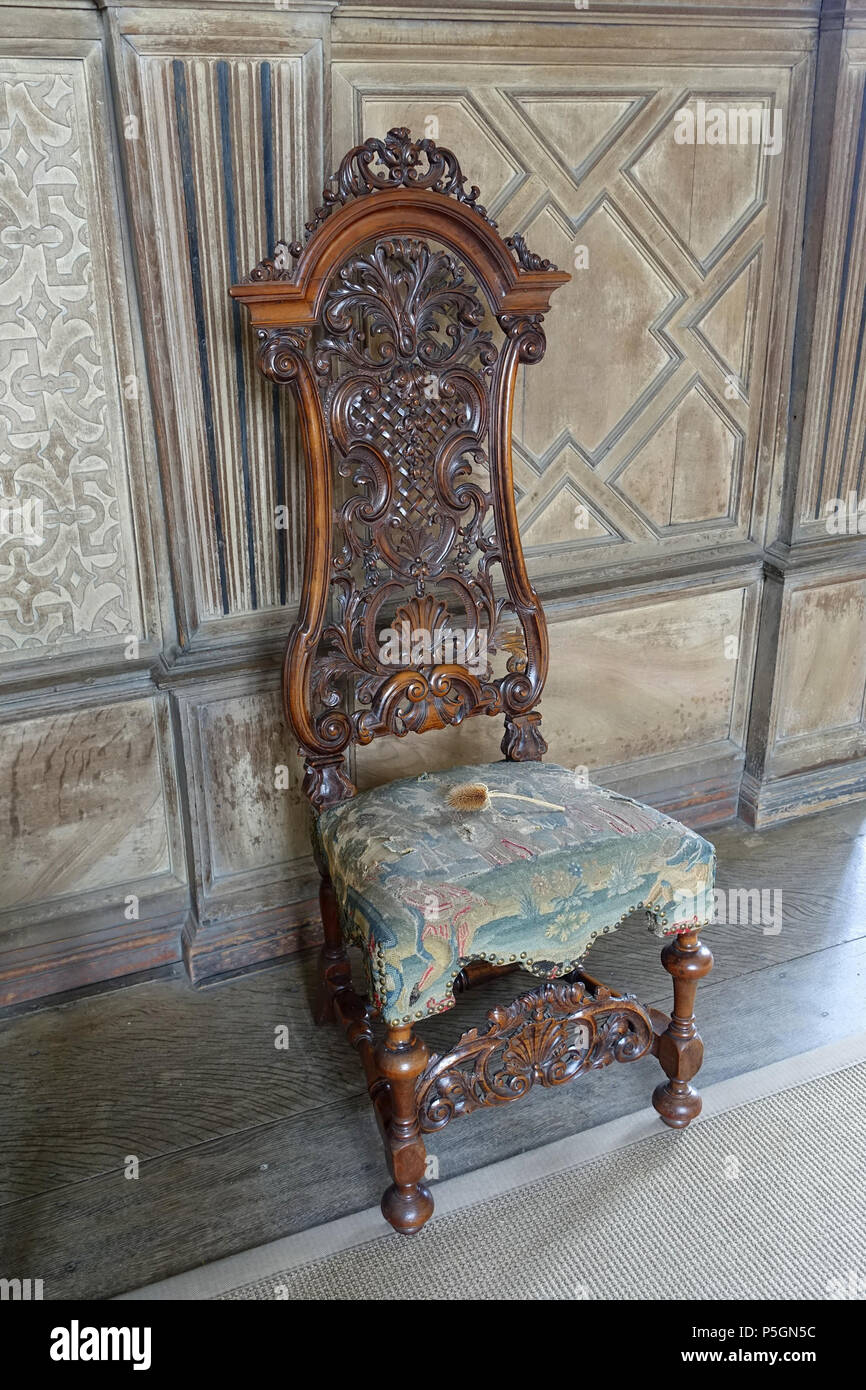 N A Englisch Stuhl Lange Galerie Haddon Hall Bakewell Derbyshire England 18 Juni 2016 06 58 17 Daderot323 Stuhl Lange Galerie Haddon Hall Bakewell Derbyshire England Dsc 02765 Stockfotografie Alamy