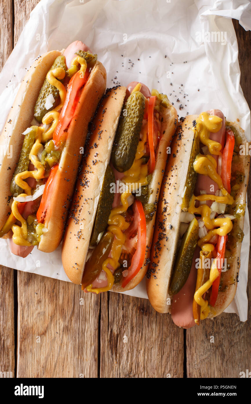 Köstliche Chicago Style Hot Dog mit Senf, Gemüse und Relish close-up auf dem Tisch. Senkrechte Draufsicht von oben Stockfoto