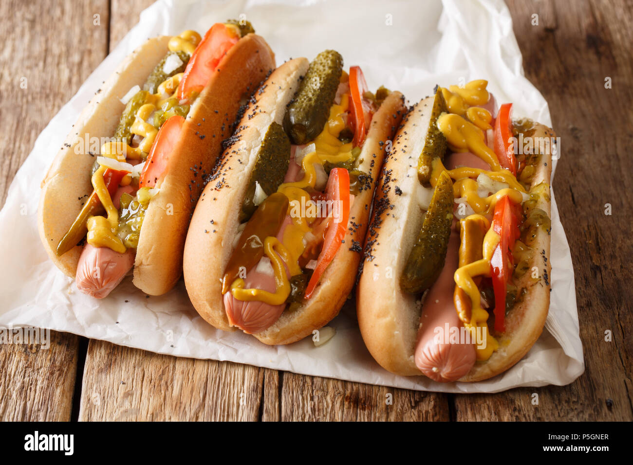 Köstliche Chicago Style Hot Dog mit Senf, Gemüse und Relish close-up auf dem Tisch. Horizontale Stockfoto