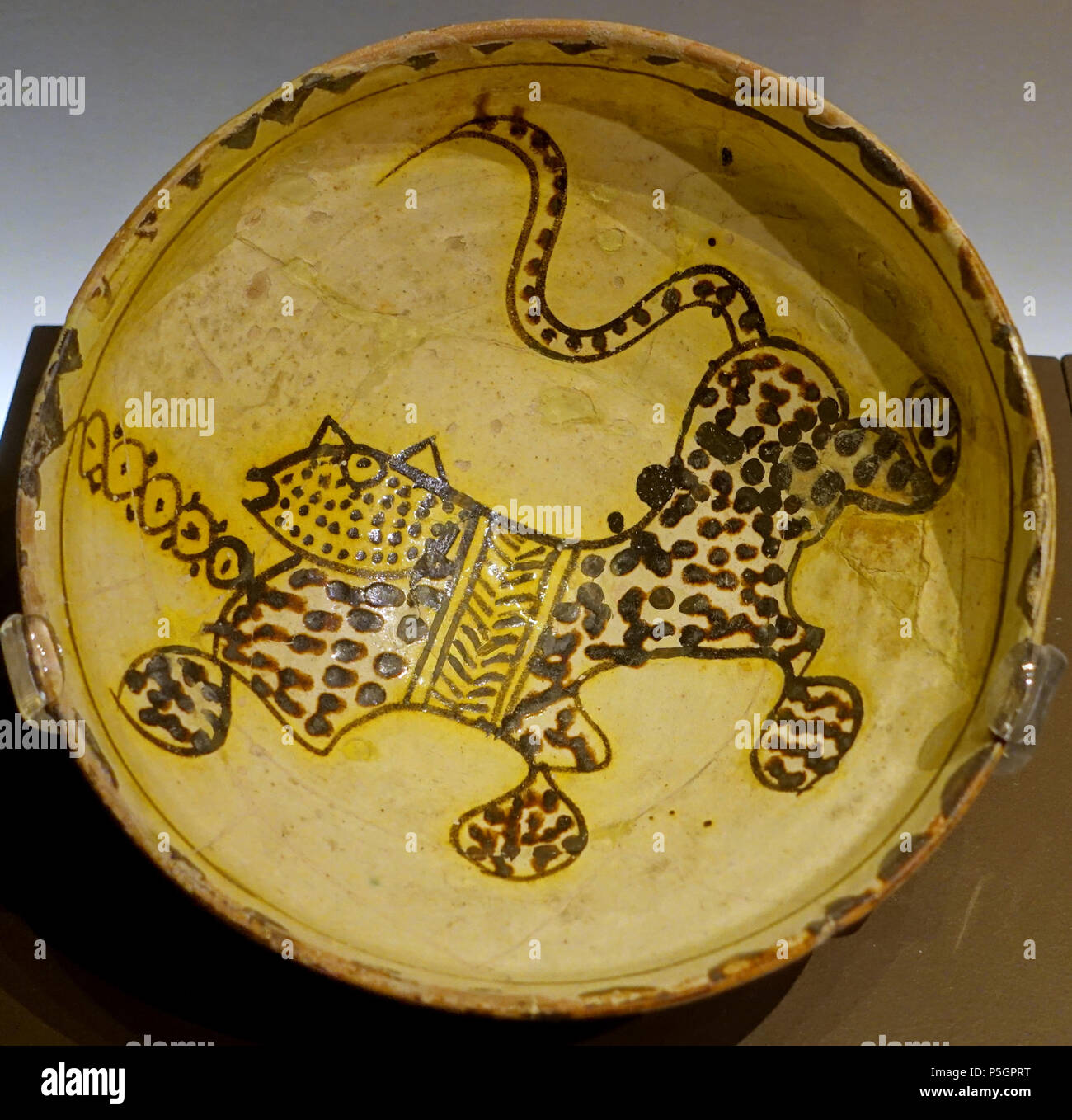 N/A. Englisch: Ausstellung im Museum der bildenden Künste von Montreal - Montreal, Quebec, Kanada. 28 September 2016, 13:09:54. Daderot 228 Schüssel, Iran, Nishapur, 10. Jahrhundert AD, Steingut, weißen Slip, "gelbe Färbung schwarz Slip, transparenten Glasur - Montreal, Museum der schönen Künste - Montreal, Kanada - DSC 09677 Stockfoto