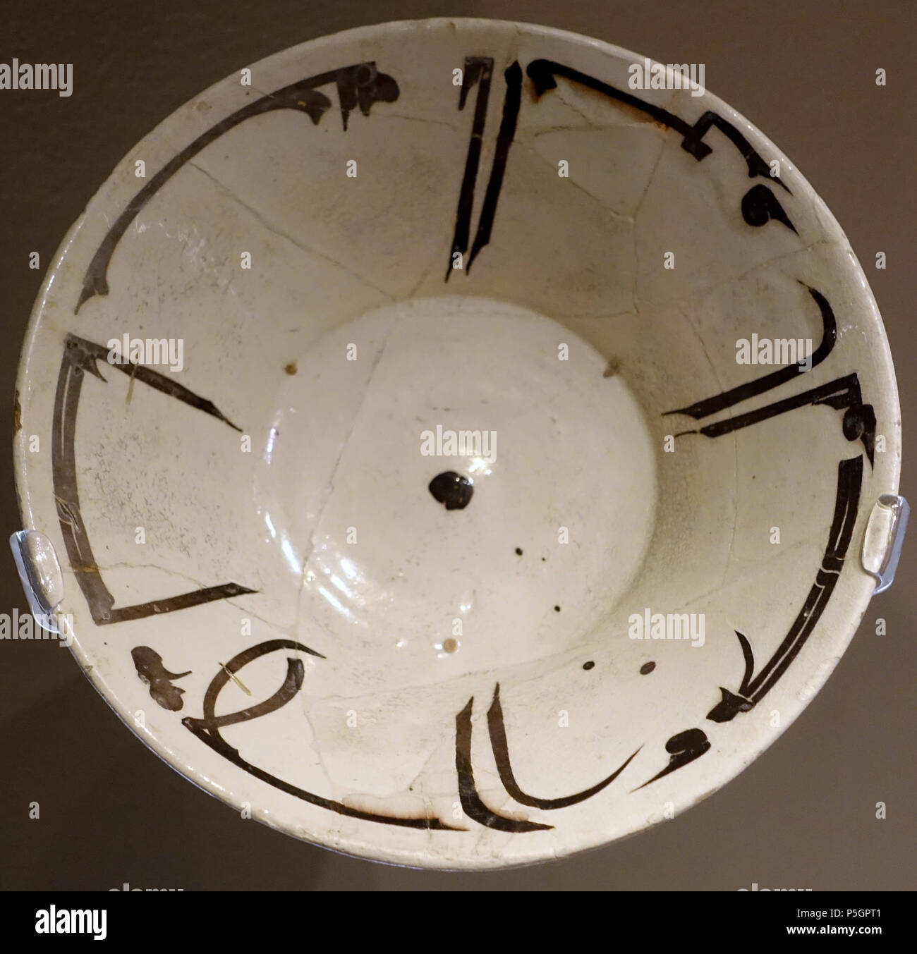 N/A. Englisch: Ausstellung im Museum der bildenden Künste von Montreal - Montreal, Quebec, Kanada. 28 September 2016, 13:10:03. Daderot 227 Schüssel, den östlichen Iran, wahrscheinlich Nishapur, 10. Jahrhundert AD, Steingut, weißen Slip, schwarz Slip, transparenten Glasur - Montreal, Museum der schönen Künste - Montreal, Kanada - DSC 09678 Stockfoto