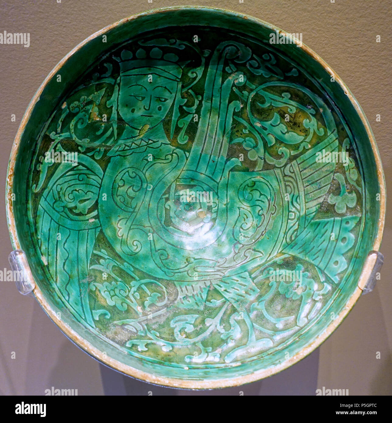 N/A. Englisch: Ausstellung im Museum der bildenden Künste von Montreal - Montreal, Quebec, Kanada. 28 September 2016, 13:12:05. Daderot 227 Schüssel, Iran, 12. und 13. Jahrhundert, Steingut, geschnitzten, grüne Glasur (garrus Ware) - Montreal, Museum der schönen Künste - Montreal, Kanada - DSC 09697 Stockfoto
