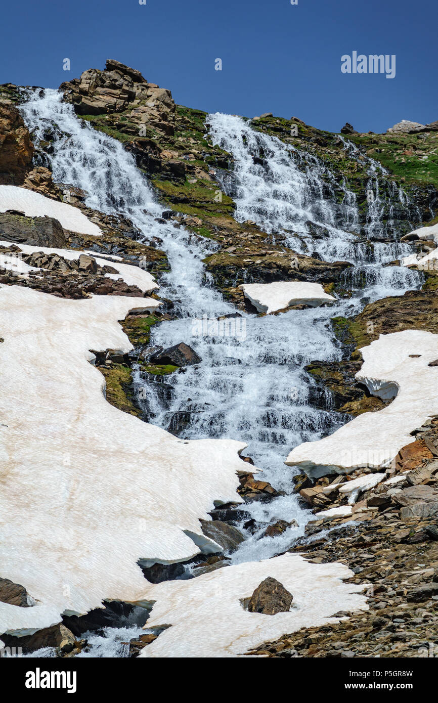 Wasserfall mit Eis und Schneefelder Stockfoto