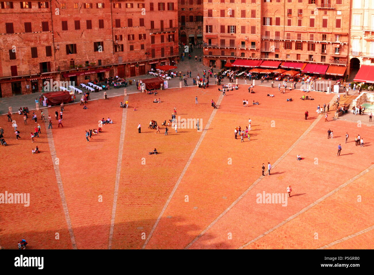 Von Siena Italien Il Campo Platz aus dem Glockenturm. Stockfoto