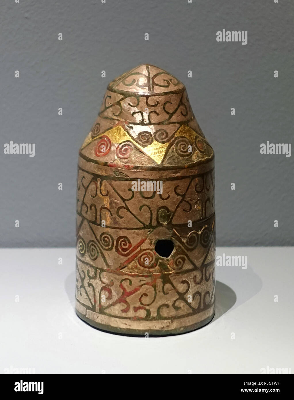 N/A. Englisch: Ausstellung in der Middlebury College Museum für Kunst - Burlington, Vermont, USA. 4 März 2017, 15:47:16. Daderot 324 Wagen Rad Kappe, China, Warring states, 475-221 v. Chr., Bronze mit Silber und Gold - Middlebury College Museum für Kunst - Burlington, VT-DSC 08217 Stockfoto