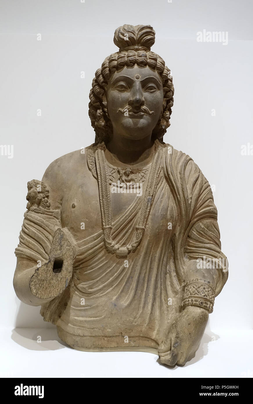 N/A. Englisch: Ausstellung im Dallas Museum für Kunst, Dallas, Texas, USA. 7 Mai 2017, 17:04:14. Daderot 252 Büste eines Bodhisattva, Gandharan region, Pakistan, Kushan Reich, 100s-200s AD, grau Schiefer - Dallas Museum für Kunst-DSC-05062 Stockfoto