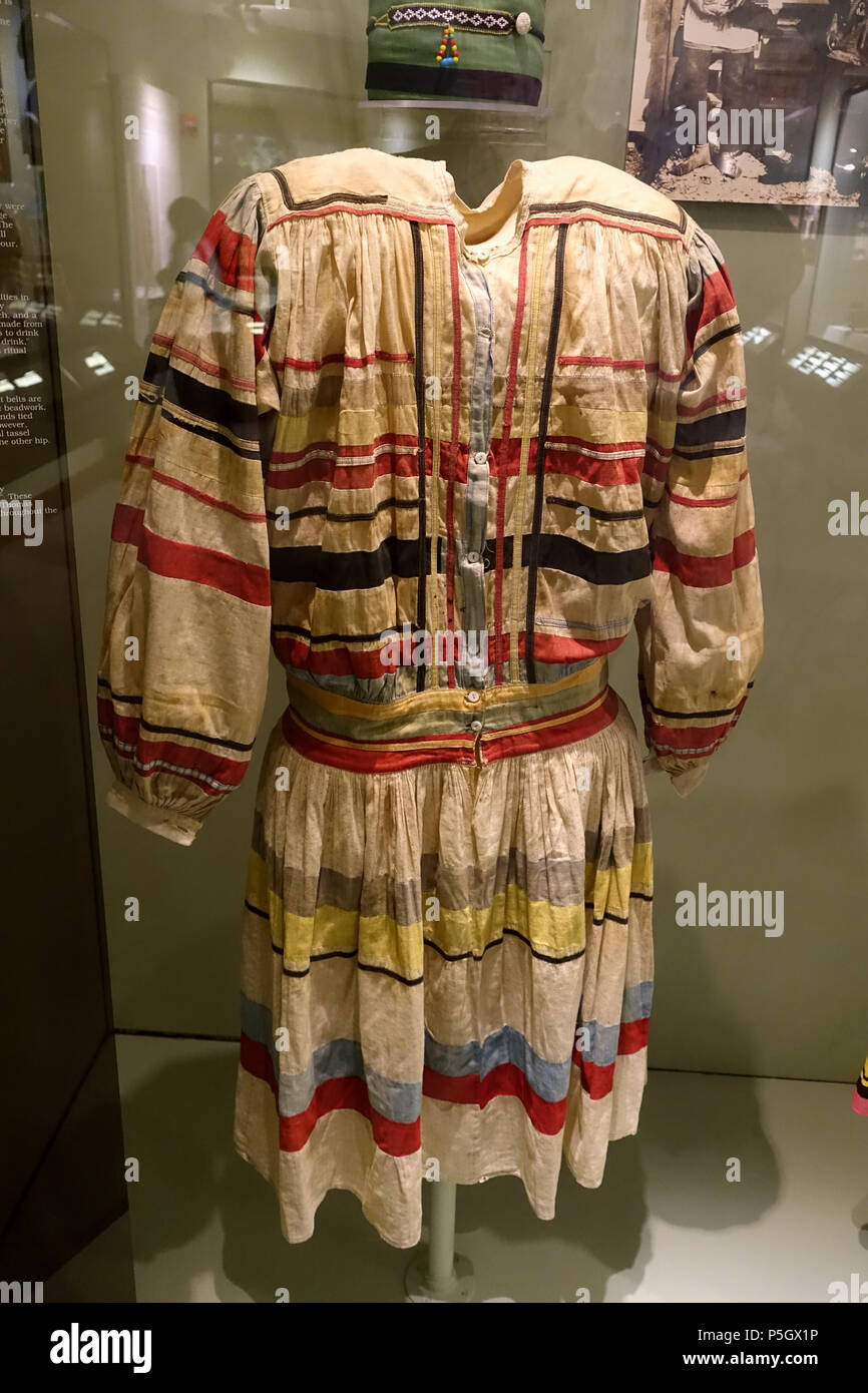 N/A. Englisch: Ausstellung von der Native American Collection, Peabody Museum, Harvard University, Cambridge, Massachusetts, USA. Fotografie war ohne Einschränkung zulässig; Exponat ist alt genug, so dass es im. 27 Mai 2017, 14:36:28. Daderot 200 Big Shirts, 1 von 2, Seminole, 1920 (links) und 1936 (rechts) - Native American Collection - Peabody Museum, Harvard University - DSC 05898 Stockfoto