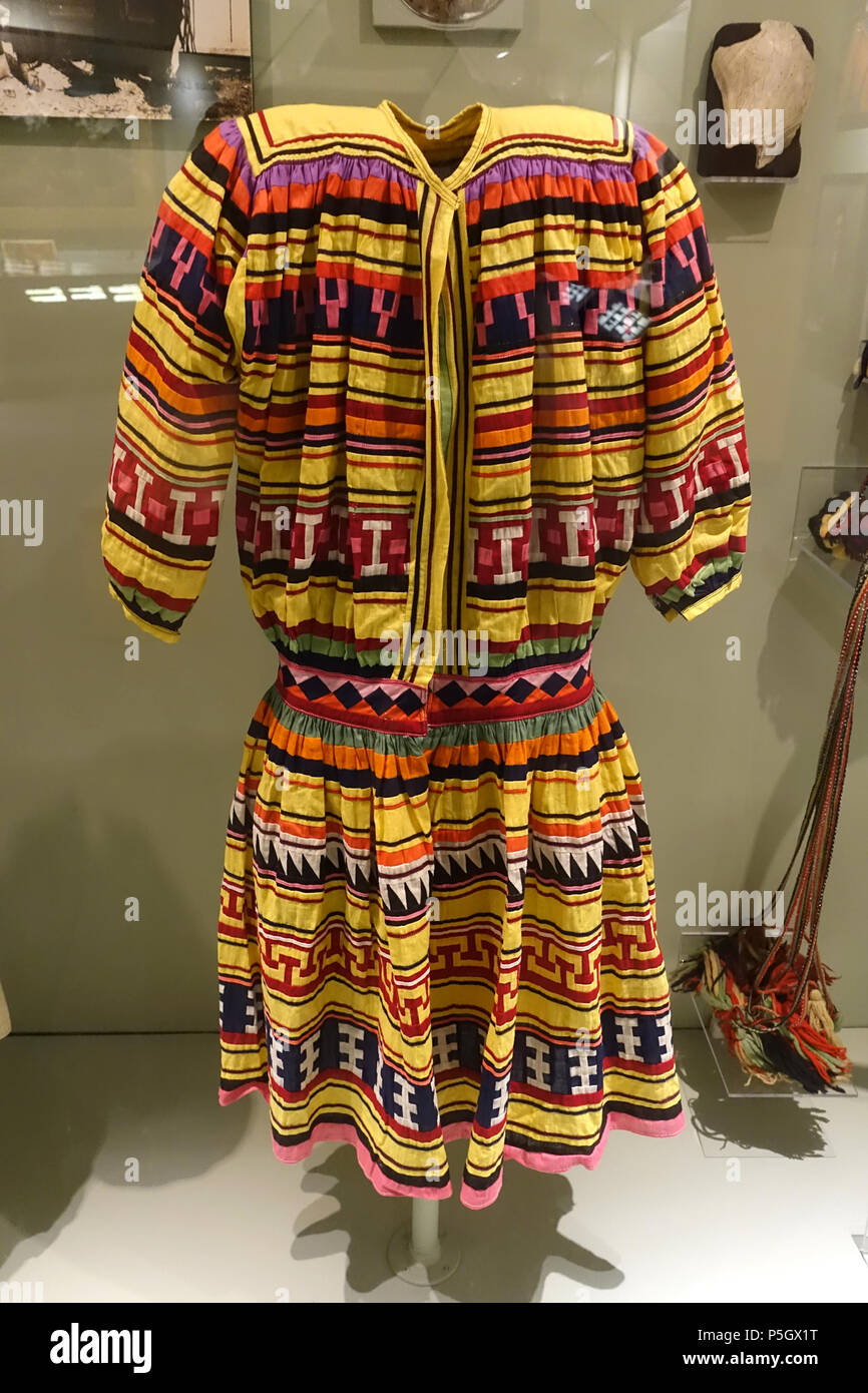 N/A. Englisch: Ausstellung von der Native American Collection, Peabody Museum, Harvard University, Cambridge, Massachusetts, USA. Fotografie war ohne Einschränkung zulässig; Exponat ist alt genug, so dass es im. 27 Mai 2017, 14:36:49. Daderot 200 Big Shirts, 2 von 2, Seminole, 1920 (links) und 1936 (rechts) - Native American Collection - Peabody Museum, Harvard University - DSC 05900 Stockfoto