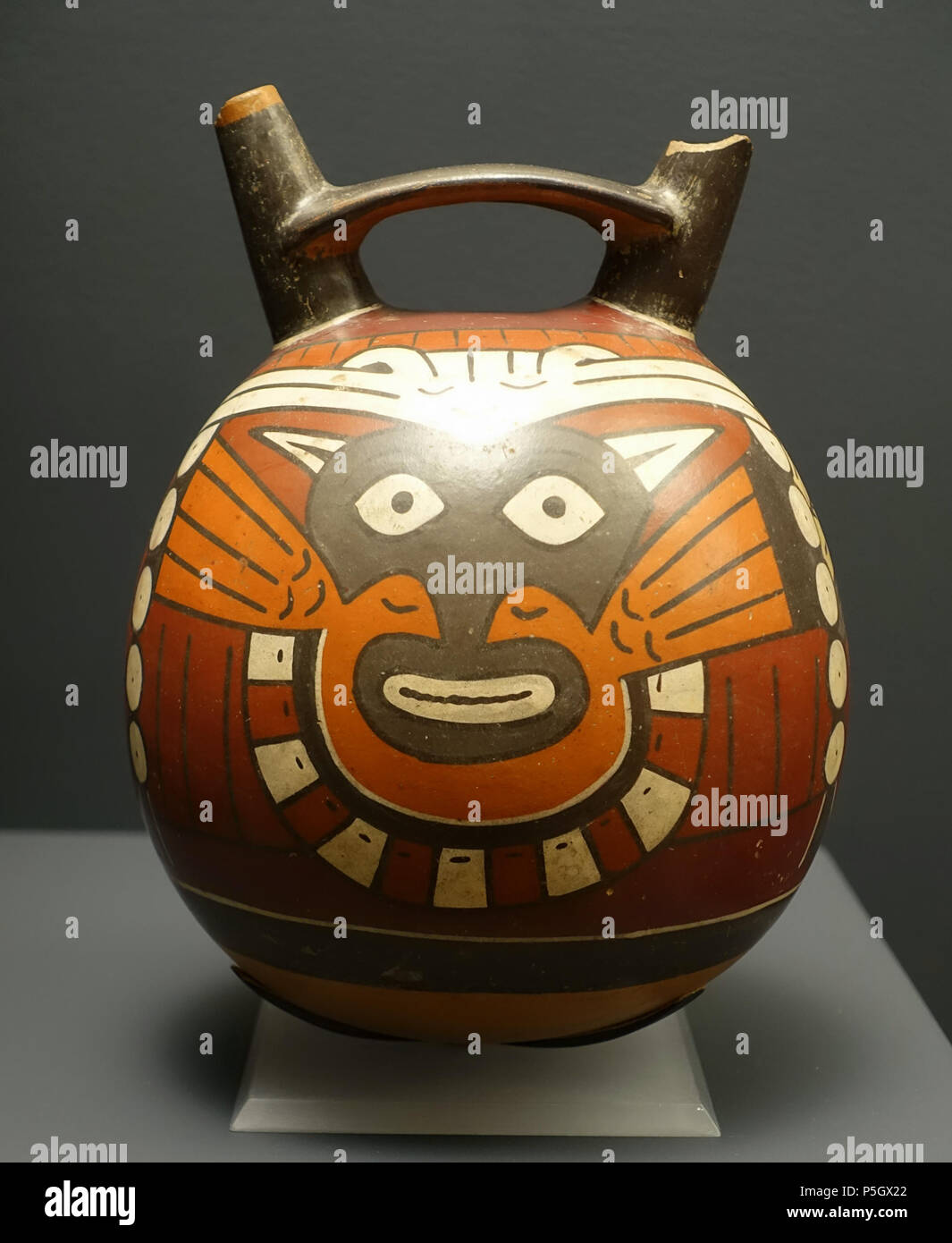 N/A. Englisch: Ausstellung von der mesoamerikanischen Sammlung, Peabody Museum, Harvard University, Cambridge, Massachusetts, USA. Fotografie war ohne Einschränkung zulässig; Exponat ist alt genug, so dass es im. 27 Mai 2017, 14:53:33. Daderot 468 Doppel-auswurfrohr Flasche mit anthropomorphen Mythos Nasca, Peru, ICA-region, Keramik - Mesoamerikanischen Sammlung - Peabody Museum, Harvard University - DSC 05933 Stockfoto