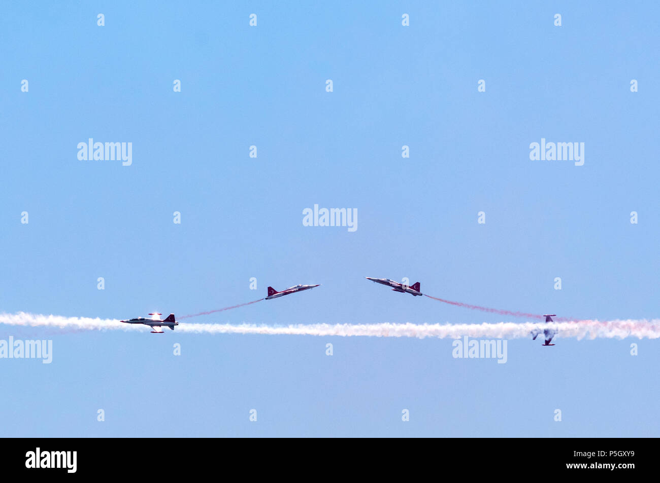 Baku Aserbaidschan. Juni 26,2018. Die Turkish Stars und Solo Türke sind die AEROBATIC demonstration Team der türkischen Luftwaffe und die nationalen Kunstflug Stockfoto