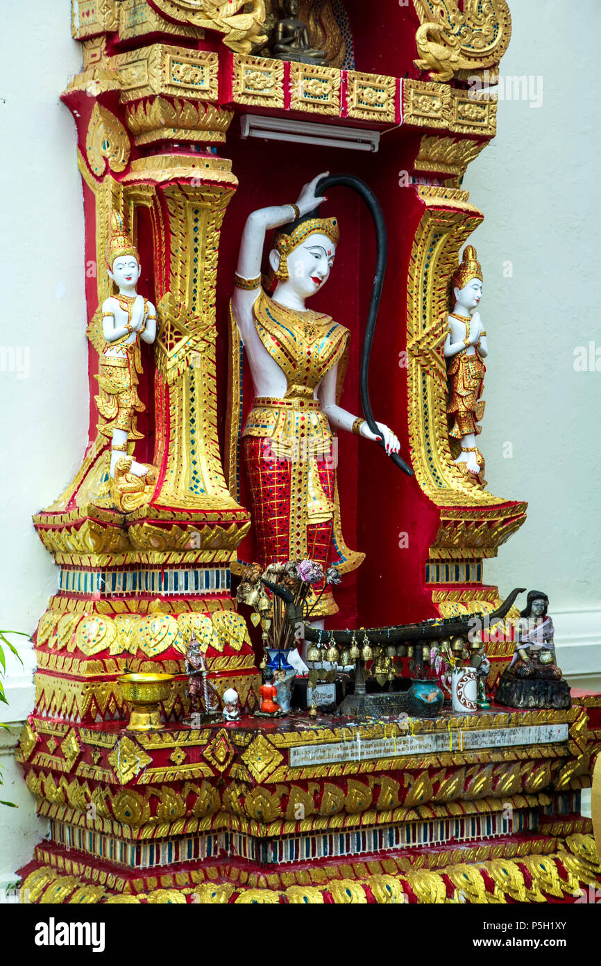 Statue des Phra Maethoranee, Erdgöttin, Wat Phrathat, Berg Doi Suthep, Chiang Mai, Thailand Stockfoto