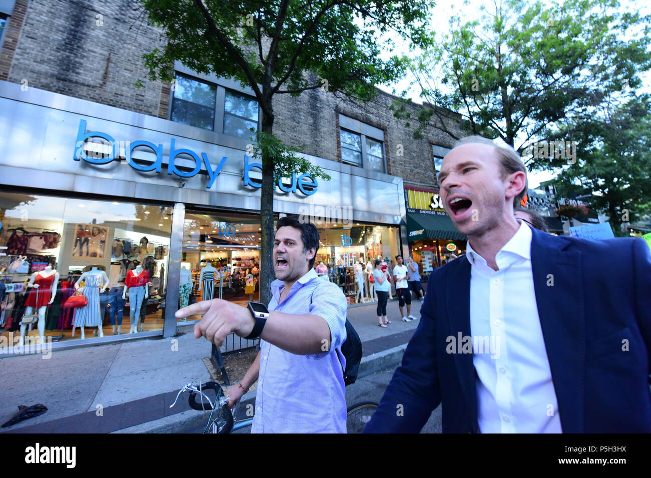 New York City, USA. 24. Juni, 2018. Marching auf eine Strecke mit Roosevelt dann Greenpoint Avenue. Mehr als dreihundert Queens Bewohner, Aktivisten, politischen und Gemeindeleiter reagierte auf NY City Council Mitglied für Königinnen Jimmy Van BramerÕs Anruf bei St. SebastianÕs Kirche in Sunnyside, Queens, zu erfassen, zu sammeln und im Namen der eingewanderten Familien, die abgesehen von WashingtonÕs Richtlinien für die Behandlung von illegalen Einwanderern abgerissen wurden. Credit: Andy Katz/Pacific Press/Alamy leben Nachrichten Stockfoto