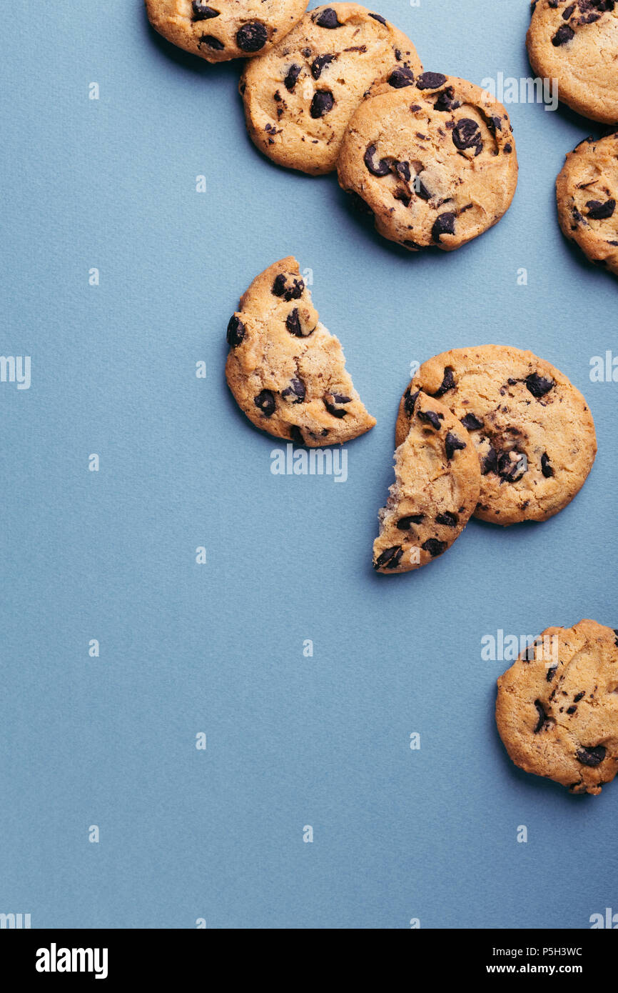 American Cookies mit Schokoladenstückchen auf grauem Hintergrund. Ansicht von oben mit Platz für Text. Stockfoto