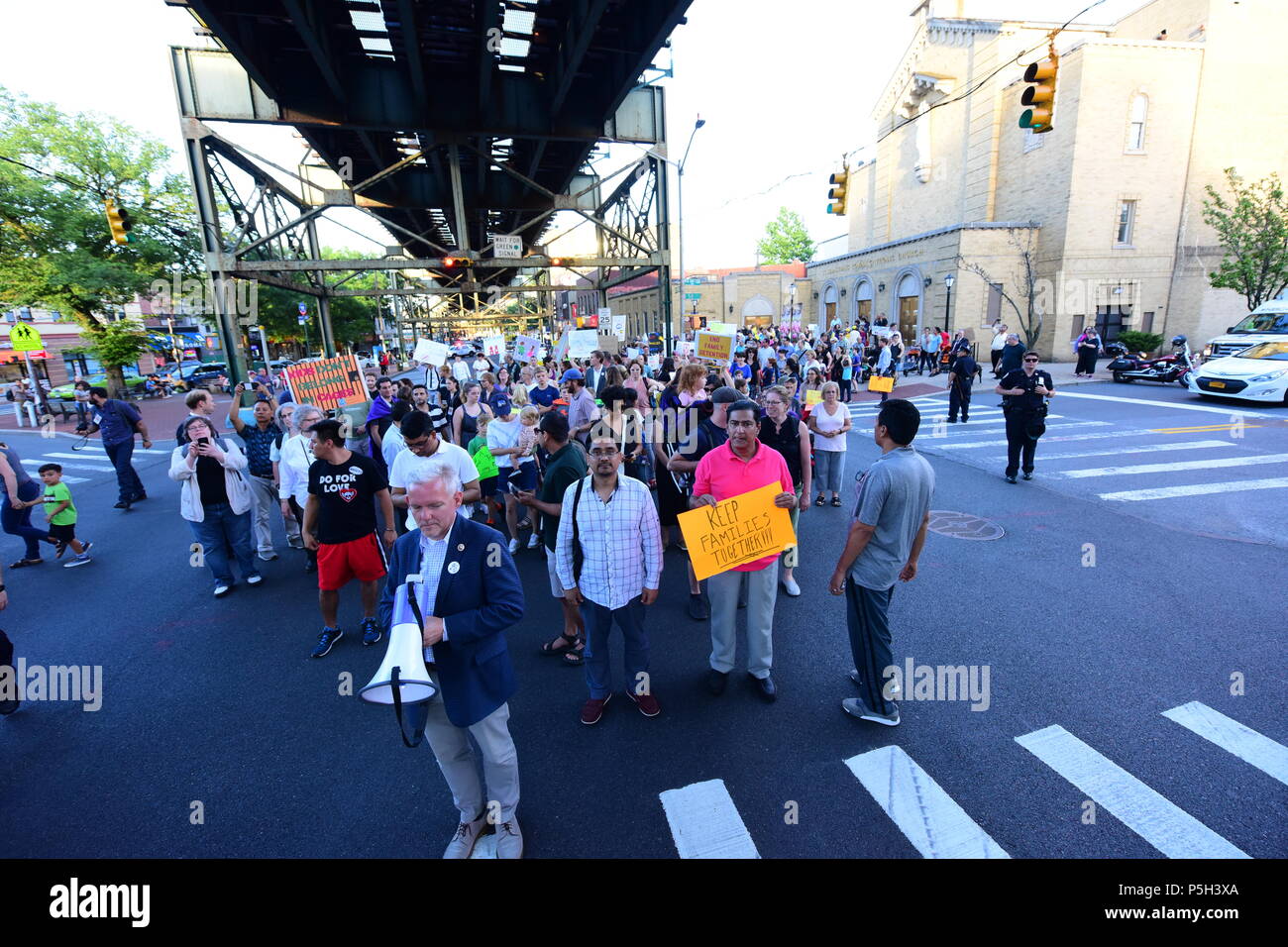 New York City, USA. 24. Juni, 2018. Stadtrat Van Bramer führt März in Queens. Mehr als dreihundert Queens Bewohner, Aktivisten, politischen und Gemeindeleiter reagierte auf NY City Council Mitglied für Königinnen Jimmy Van BramerÕs Anruf bei St. SebastianÕs Kirche in Sunnyside, Queens, zu erfassen, zu sammeln und im Namen der eingewanderten Familien, die abgesehen von WashingtonÕs Richtlinien für die Behandlung von illegalen Einwanderern abgerissen wurden. Credit: Andy Katz/Pacific Press/Alamy leben Nachrichten Stockfoto