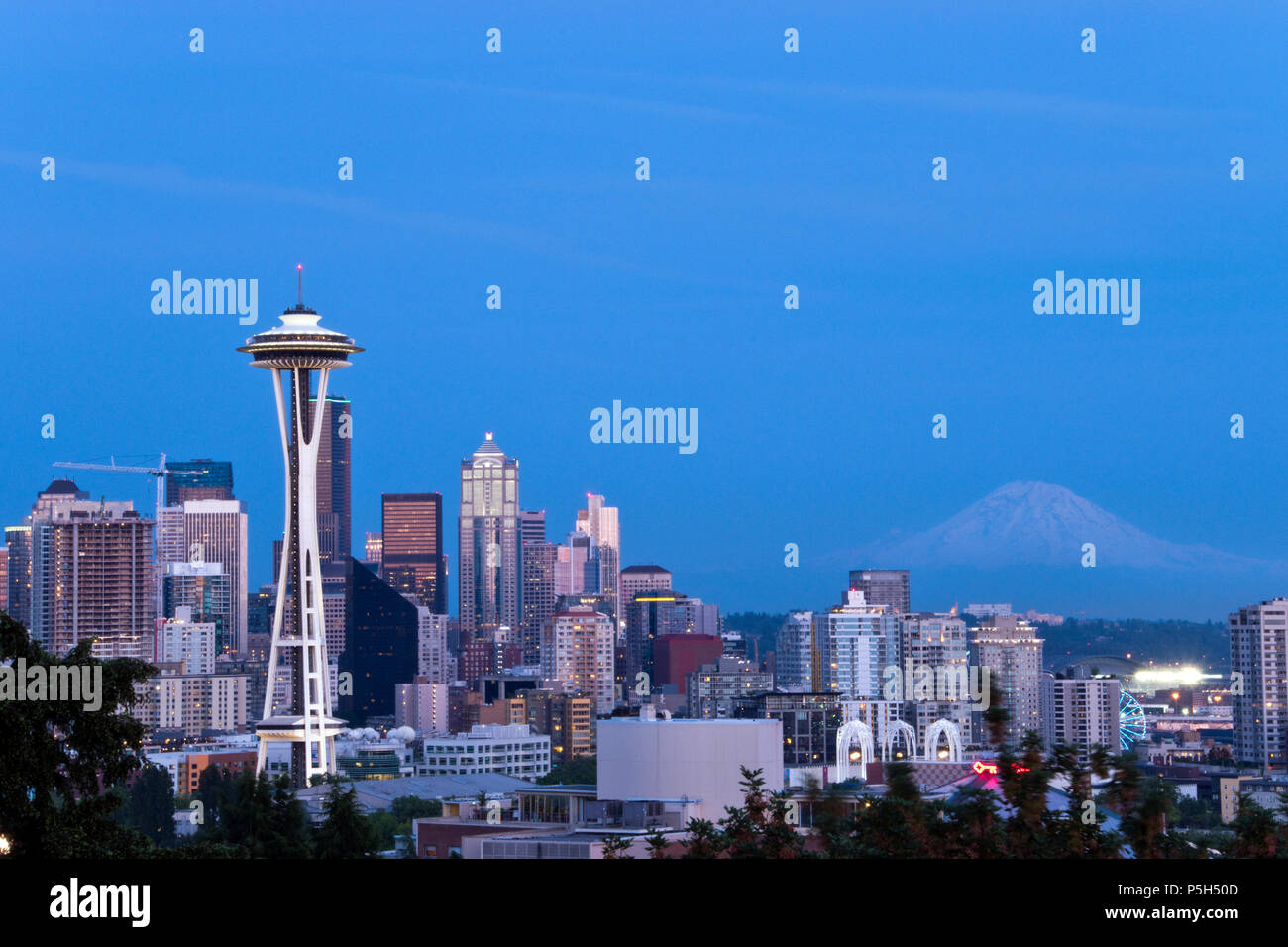 Seattle Skyline mit der Space Needle und Mount Rainier am Horizont, von Kerry Park auf West Highland Drive, Seattle, Washington gesehen. Stockfoto