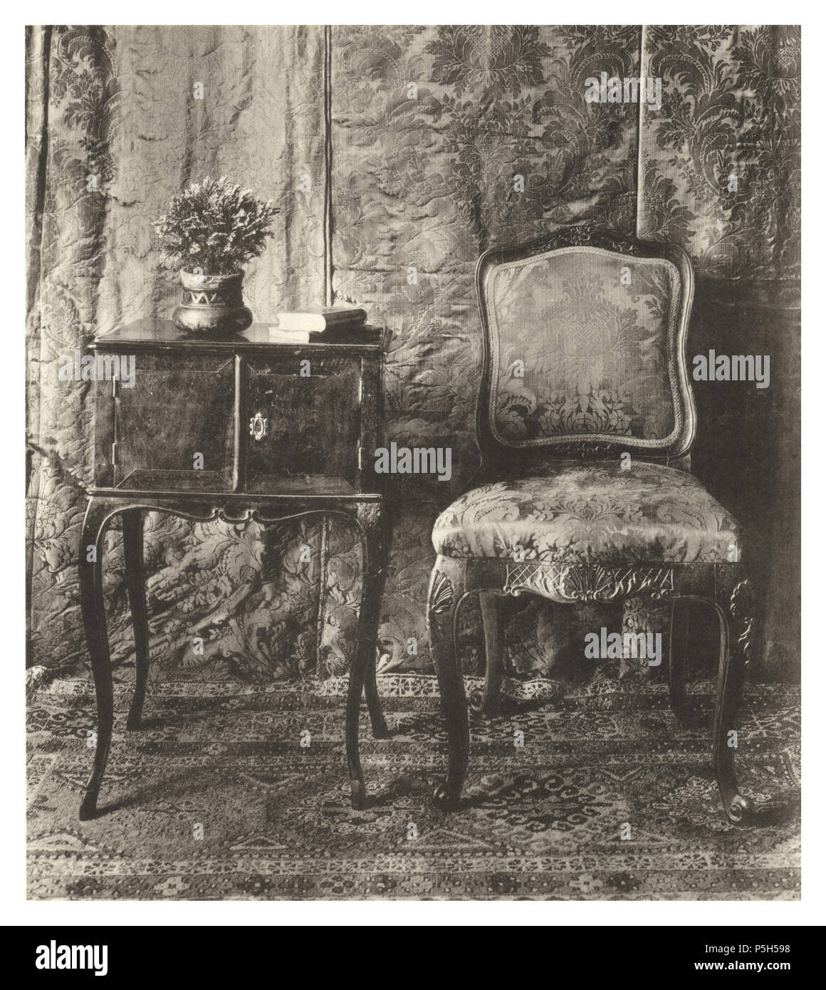 N/A. NACHTKÄSTCHEN, mit Nussholz furniert, schwarz. Höhe 77, Breite 49, Tiefe 31. STUHL, Nussholz geschnitzt. Polsterung und Bezug neu. Scanprojekt Bundesdenkmalamt Österreich dieser Scan oder PDF-Datei wurde innerhalb der Österreichischen - Projekt Denkmalpflege Österreich (nur Deutsch) von Deutschland und Österreich als Teil der Gemeinschaft unterstützte Projekt Dokumente aus der Bibliothek des Erbes Denkmäler der Österreich zu sammeln. Dieses Dokument beschreibt oder beschreibt ein Objekt, das sich in Österreich heute befindet. Die Texte sind in deutscher Sprache verfasst. Senden Anfragen für unkomprimierte Scans zu Huber Stockfoto