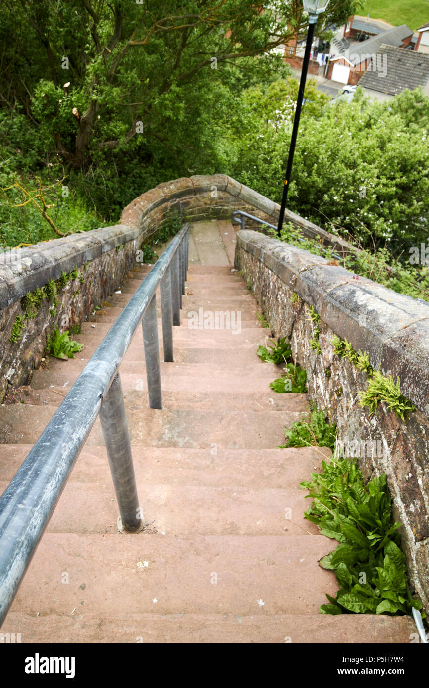 Steilen alten, abgenutzten Sandstein Schritte mit Metallgeländer Maryport Cumbria England Großbritannien Stockfoto