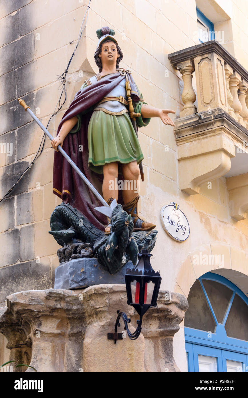 Statue von Saint George slaying Dragon an der Ecke von triq San Gorg (Saint George's Street), Victoria, Gozo, Malta Stockfoto