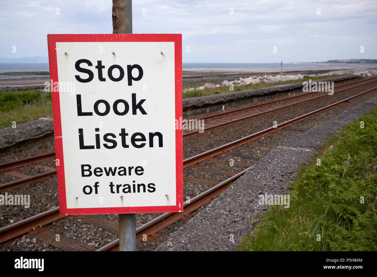 Stop look listen Warnzeichen an Unbedienten Fußgängerzone Bahnübergang auf Küsten Bahn Cumbria England Großbritannien Stockfoto