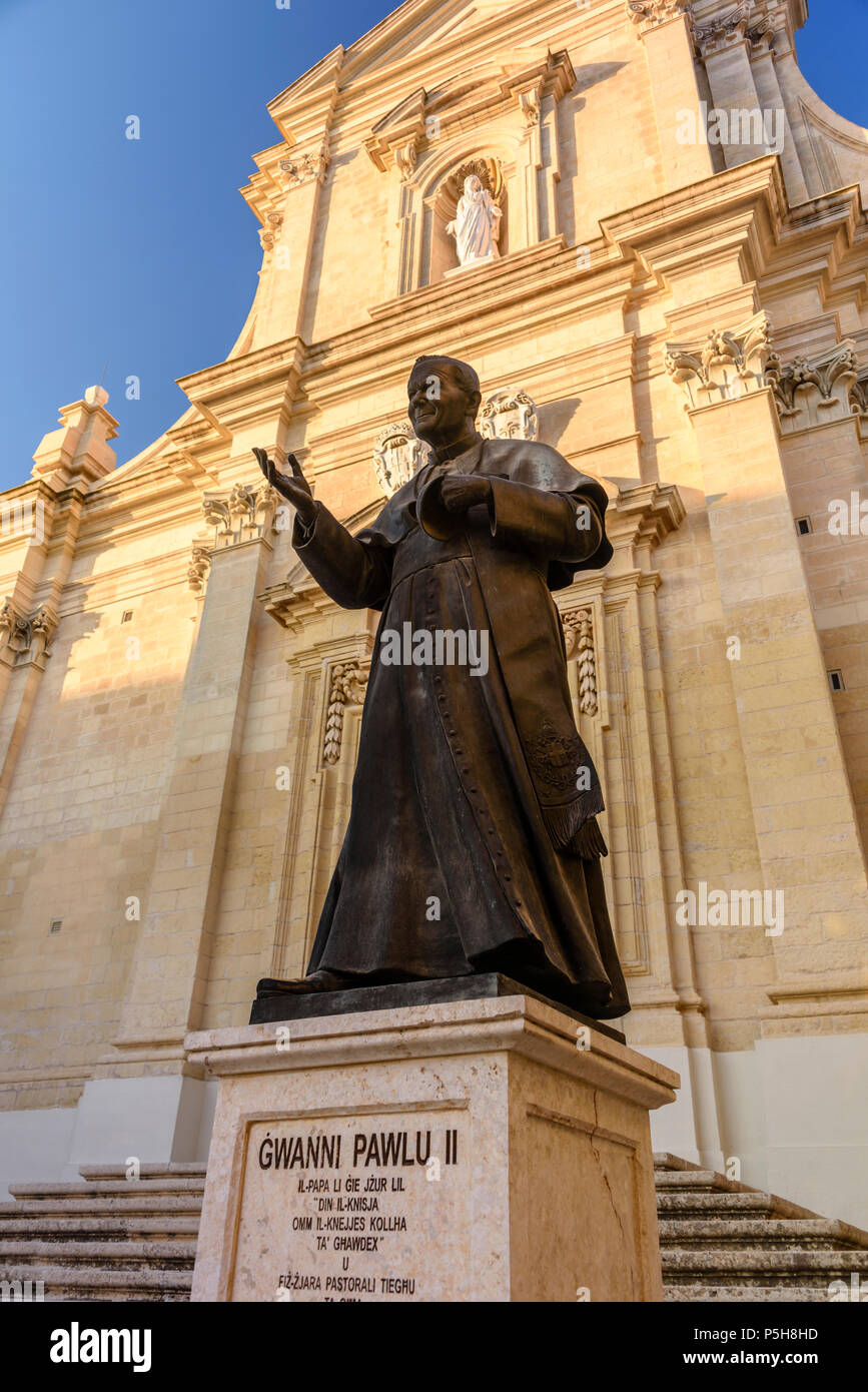 Statue von Papst Johannes Paul außerhalb der Zitadelle von Victoria (Victoria Zitadelle Kathedrale), Victoria, Gozo, Malta. Stockfoto