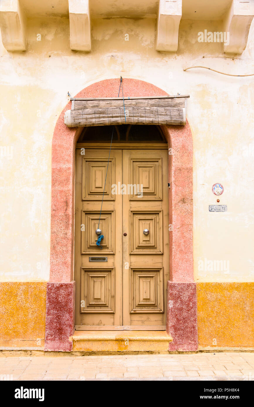 Traditionelle hölzerne Tür und Bambus Bildschirm, Hitze, Gasri, Gozo, Malta. Stockfoto