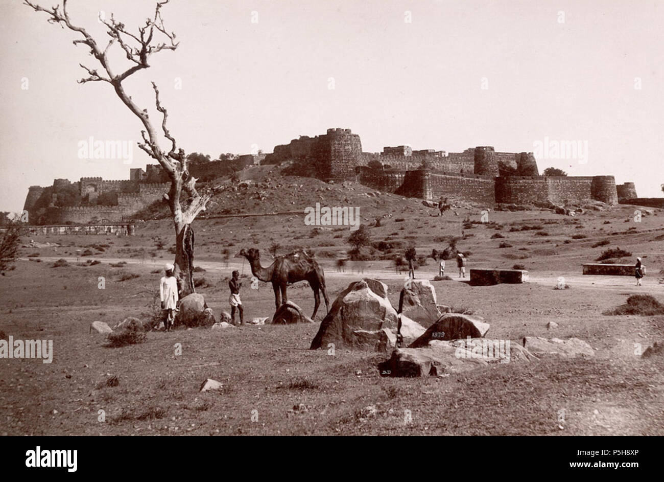 N/A. Englisch: Foto von jhansi Fort im Jahre 1882 Lala Deen Dayal, aus dem Lee-Warner Sammlung: Die cenes und Skulpturen der Zentralen Indien, fotografiert von Lala Deen Diyal, Indore.' der East India Company übernahm die Kontrolle über das Fort Nach dem Tod von Raja Gangadhar Rao 1853. 1857 Das Fort wurde durch die Truppen der Rebellen getroffen. Obwohl der Rani von Jhansi, Lakshmi Bai, die entsorgt worden war, nicht in die Steuerung der Fort erfolgreich war, dennoch verteidigte es gegen die britische zurückzuerobern, die schließlich 1858 erfolgte. ca. 1882. Lala Deen Dayal (1844-1905). 29 1857 jhansi Für Stockfoto