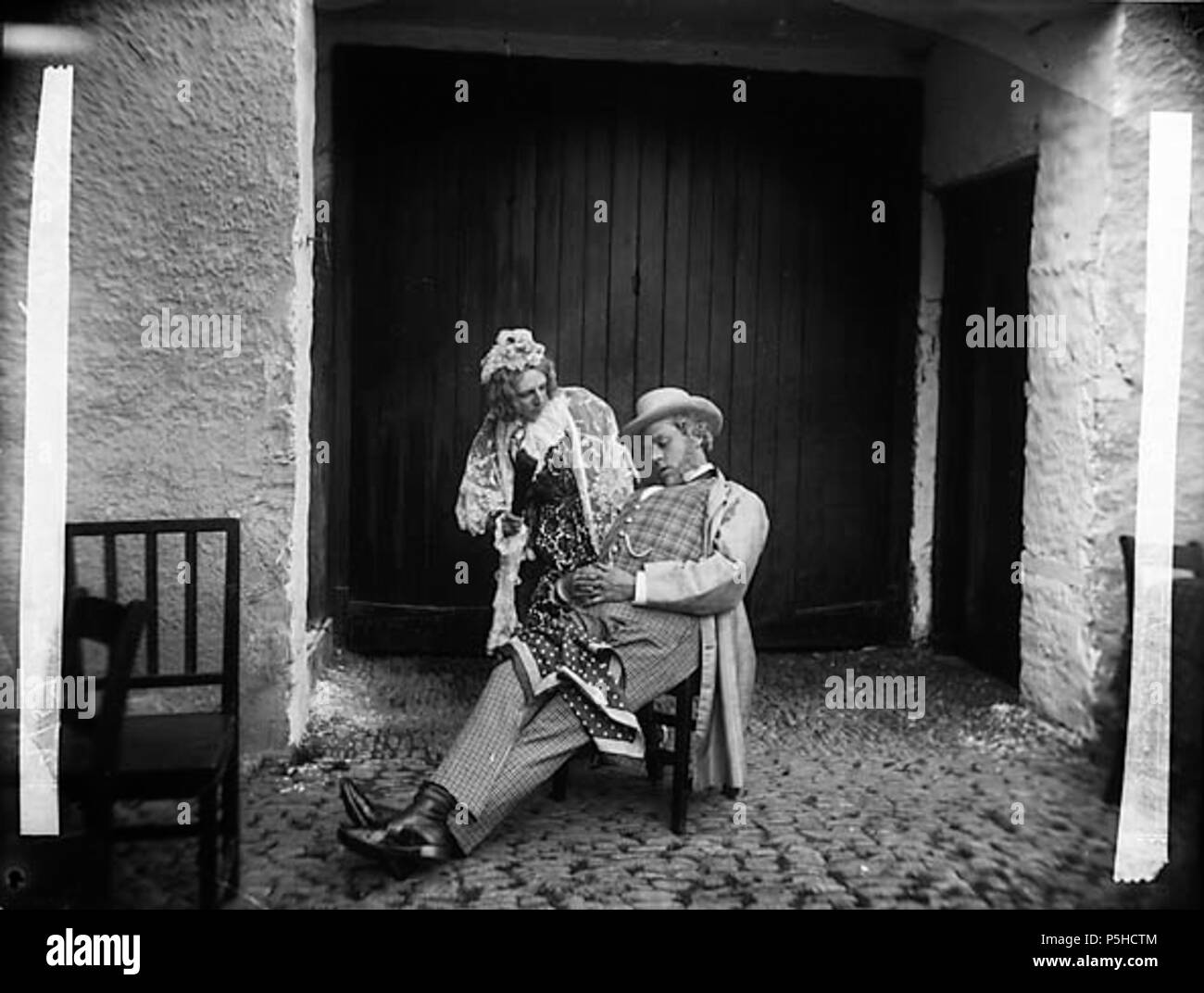 [Ein Mann und eine Frau] [Graphic].. 1 Negativ: Glas, trockenen Platte, b&w, 16,5 x 21,5 cm. ca. 1885. Thomas, John, 44, ein Mann und eine Frau NLW 3361744 Stockfoto