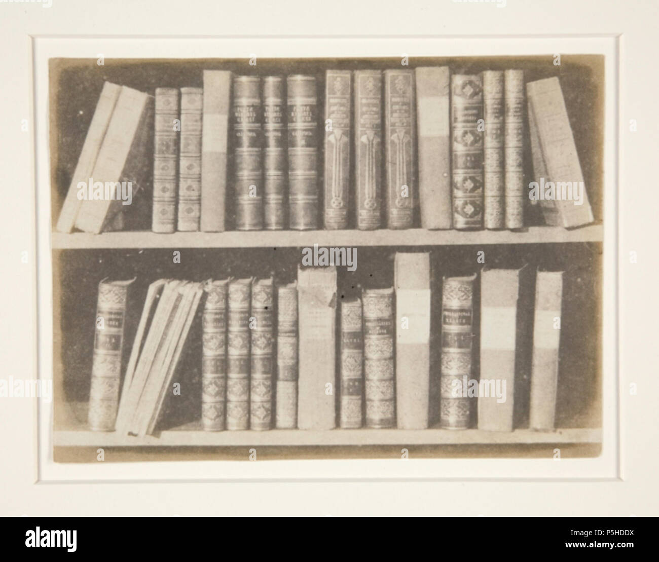 N/A. Deutsch: "Eine Szene in einer Bibliothek, Platte VIII aus der Bleistift der Natur", Salz drucken sie aus einem Wachspapier negativ, wird der britische Fotograf William Henry Fox Talbot. 5 1/8 in. x 7 in. Yale University Art Gallery, Geschenk von George Hopper Fitch, B.A. 1932. Mit freundlicher Genehmigung von der Yale University, New Haven, Anschl. zwischen ca. 1844 und ca. 1846. William Henry Fox Talbot (1800 - 1877) Alternative Namen Henry Fox Talbot, William Henry Fox Talbot; Fox Talbot Beschreibung britische Fotograf Geburtsdatum / Tod 11. Februar 1800, 17. September 1877 Ort der Geburt / Todes Melbury, Dorset, England Lacoc Stockfoto