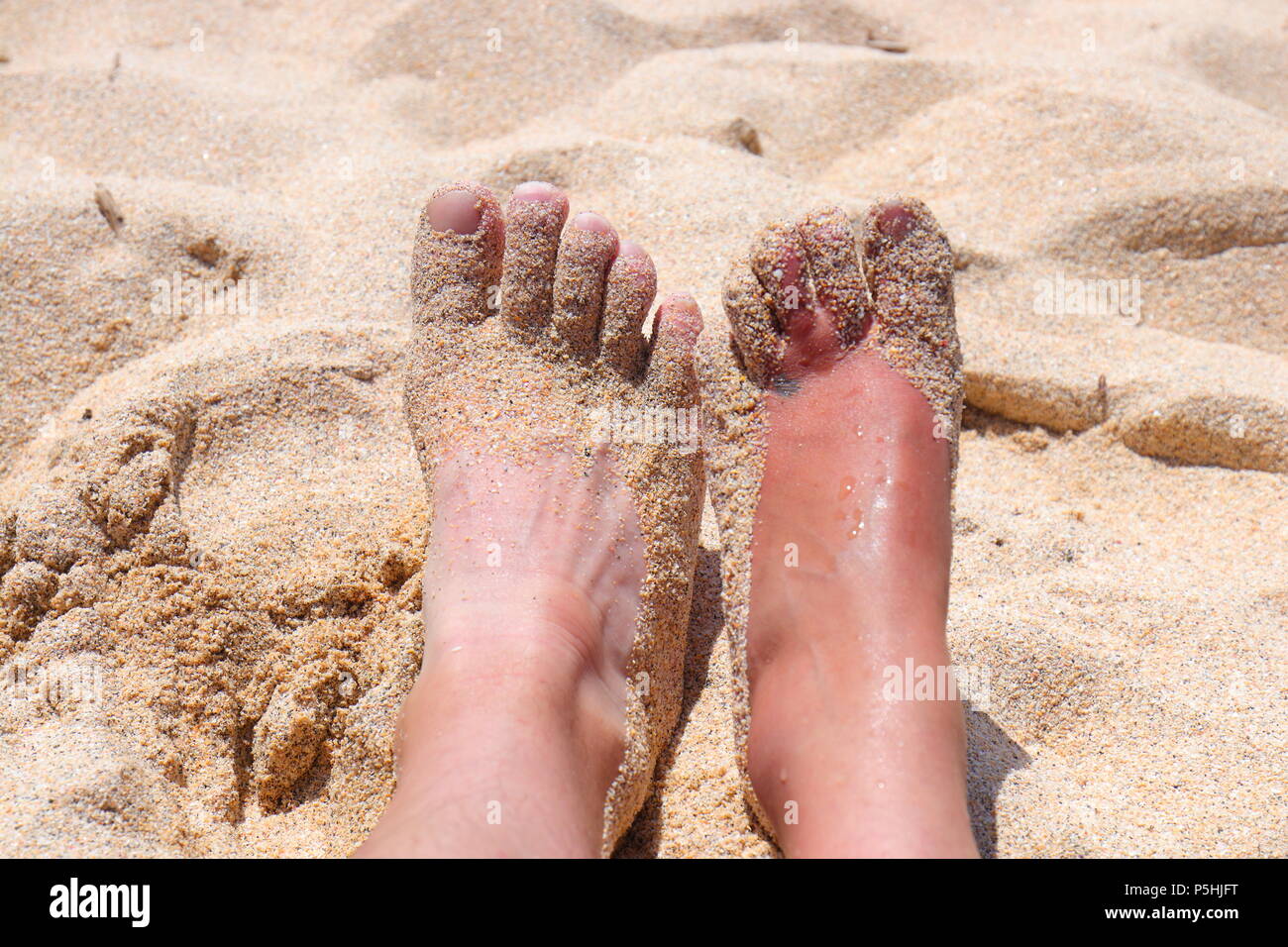 Sandy, die Füße auf Porthmeor Beach in St Ives, Cornwall Stockfoto