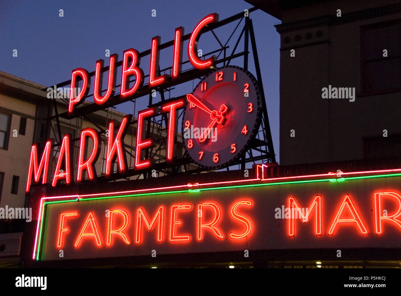 Neon" Public Market'-Schild am Pike Place Market bei Sonnenuntergang, Seattle, Washington. Stockfoto