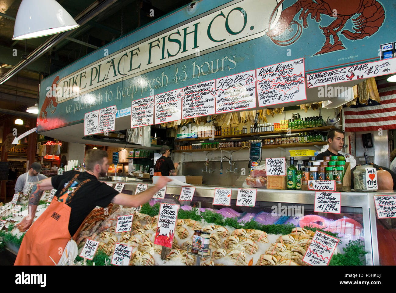 Der Pike Place Fish Co. verkauft frisches Fisch am Spieß öffentlichen Marktplatz, Seattle, Washington. Stockfoto